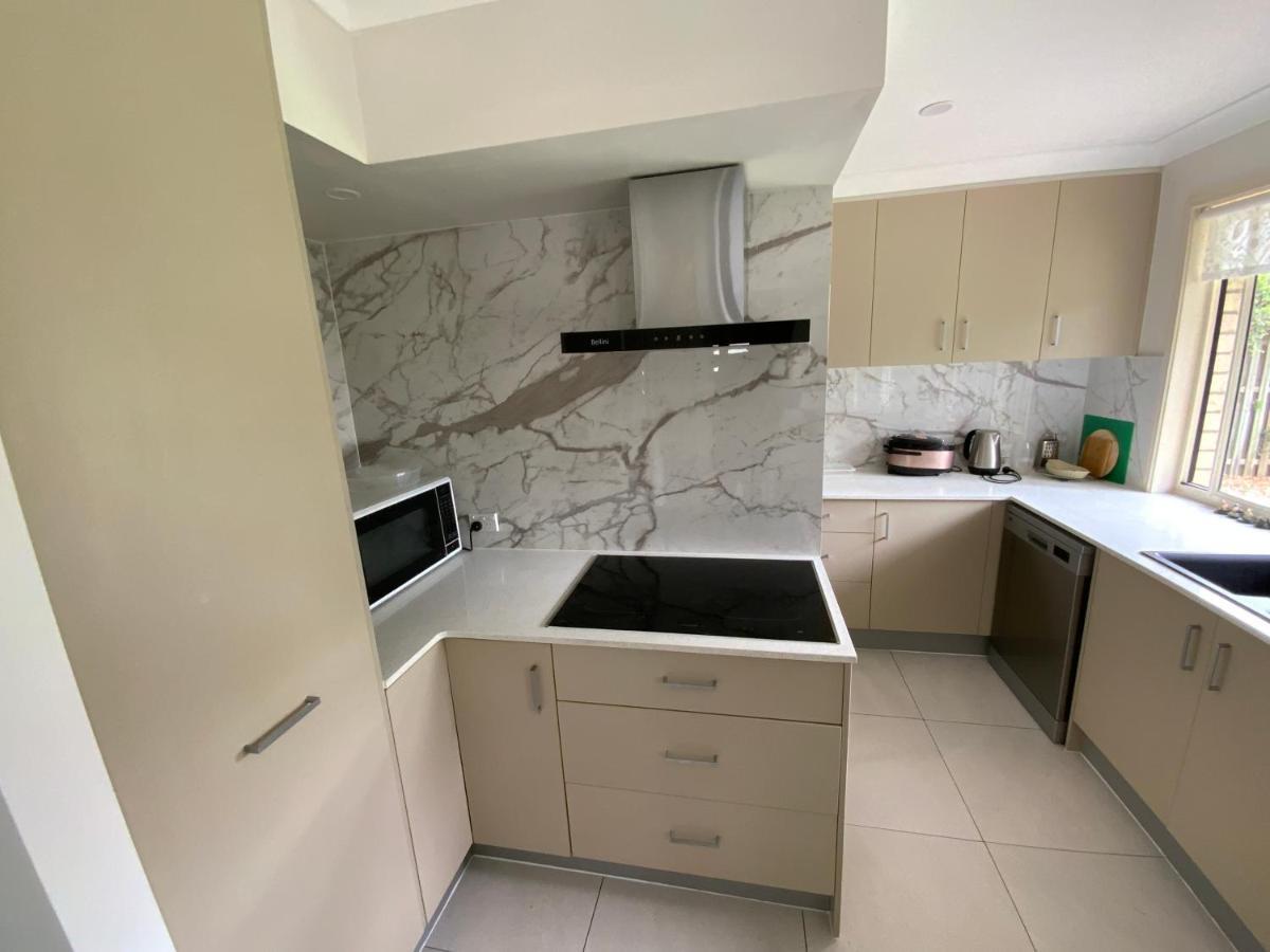 Shared House With Other Guests Near Shopping Center And Theme Parks Apartment Гоулд Коуст Екстериор снимка