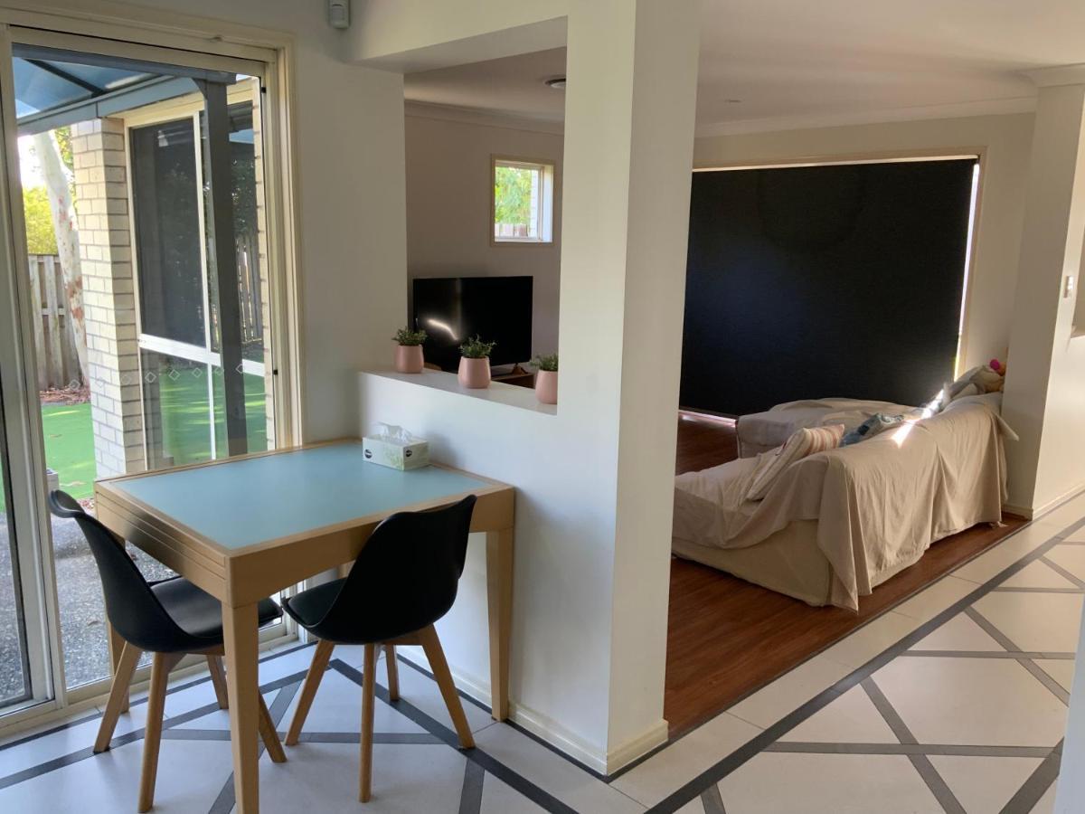 Shared House With Other Guests Near Shopping Center And Theme Parks Apartment Гоулд Коуст Екстериор снимка