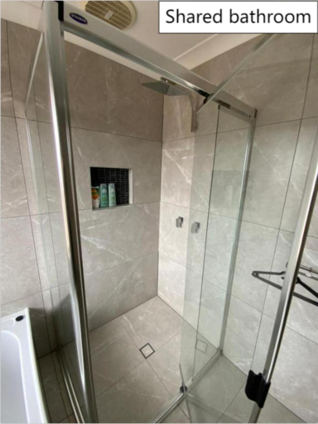 Shared House With Other Guests Near Shopping Center And Theme Parks Apartment Гоулд Коуст Екстериор снимка